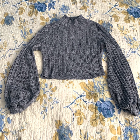 Crop sweater size medium (fits small) - Picture 2 of 4